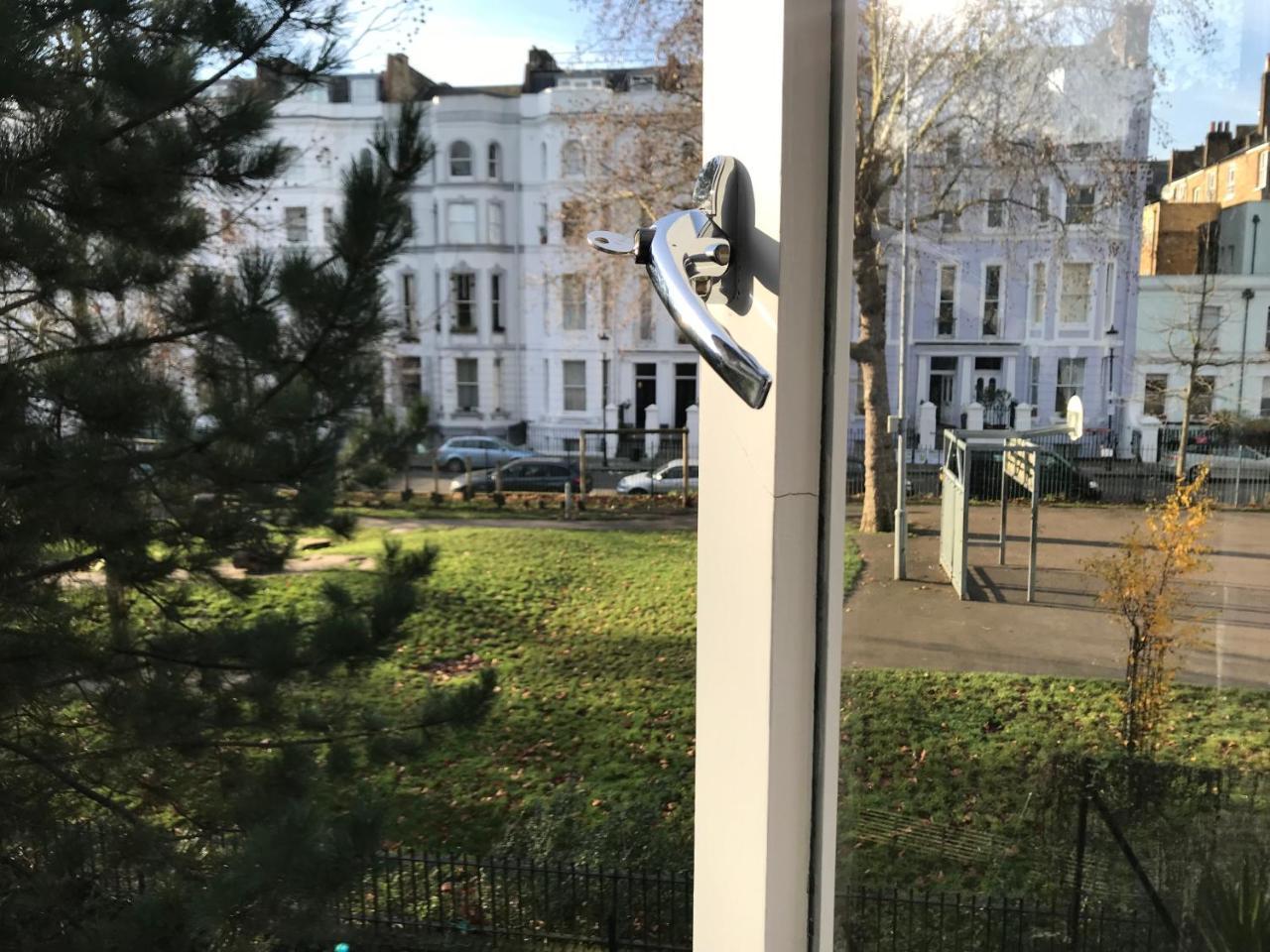 Powis Square * Londra